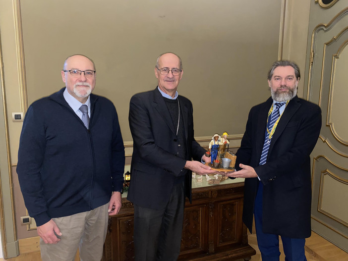 Donata al vescovo di Vigevano la statuina del Presepe 2025 simbolo di integrazione, inclusione e sicurezza sul lavoro