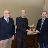 Donata al vescovo di Vigevano la statuina del Presepe 2025 simbolo di integrazione, inclusione e sicurezza sul lavoro Donata al vescovo di Vigevano la statuina del Presepe 2025 simbolo di integrazione, inclusione e sicurezza sul lavoro