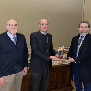 Donata al vescovo di Vigevano la statuina del Presepe 2025 simbolo di integrazione, inclusione e sicurezza sul lavoro