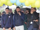FOTO. I figli di Gigi Riva a Leggiuno per l'intitolazione del campo sportivo al loro grande papà campione: «Legame indissolubile, indimenticabili le partitelle all'oratorio di San Primo»