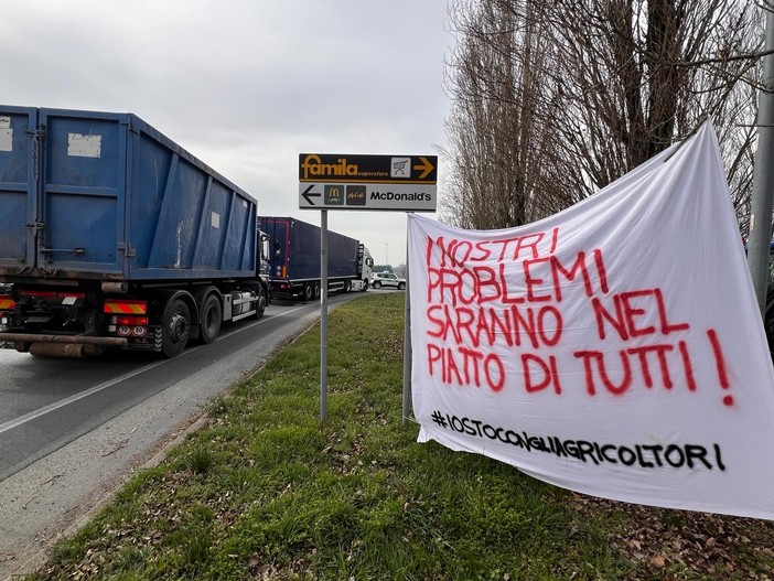 (VIDEO). La Protesta dei trattori sbarca in Lomellina: a Mortara affollato presidio e corteo degli agricoltori