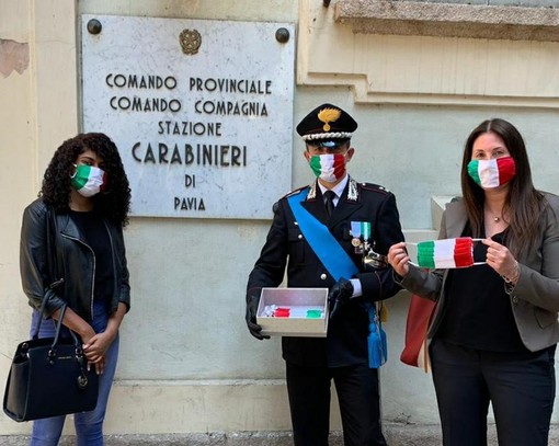 Pavia: la 5°moda dell'istituto superiore &quot;Cremona&quot; dona mascherine tricolori ai Carabinieri