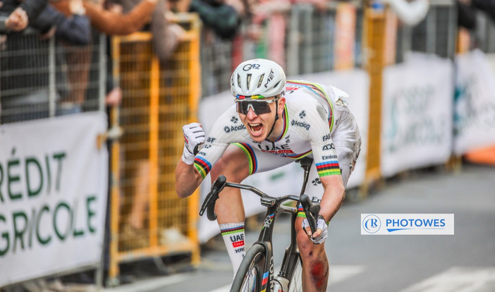 Impresa storica dello sloveno Tadej Pogačar alla Milano-Sanremo: cade, rientra e vince attaccando su Cipressa e Poggio Impresa storica dello sloveno Tadej Pogačar alla Milano-Sanremo: cade, rientra e vince attaccando su Cipressa e Poggio