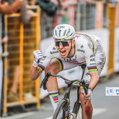 Impresa storica dello sloveno Tadej Pogačar alla Milano-Sanremo: cade, rientra e vince attaccando su Cipressa e Poggio Impresa storica dello sloveno Tadej Pogačar alla Milano-Sanremo: cade, rientra e vince attaccando su Cipressa e Poggio