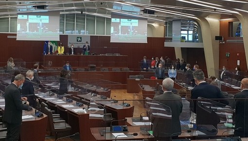 Il minuto di silenzio del consiglio regionale della Lombardia per le vittime del Mottarone