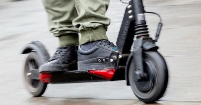 Magenta, molestie nel quartiere nord: donna di 61 anni reagisce e mette in fuga l’aggressore in monopattino