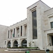 Abbiategrasso, travolto mentre attraversa la strada per andare a scuola: finisce in ospedale