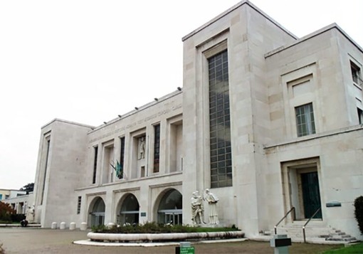 Abbiategrasso, travolto mentre attraversa la strada per andare a scuola: finisce in ospedale Abbiategrasso, travolto mentre attraversa la strada per andare a scuola: finisce in ospedale