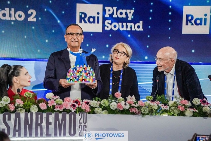 Omaggio a Pippo Baudo al Festival di Sanremo: la famiglia Vacchino saluta Carlo Conti con l’opera di Lodola Omaggio a Pippo Baudo al Festival di Sanremo: la famiglia Vacchino saluta Carlo Conti con l’opera di Lodola