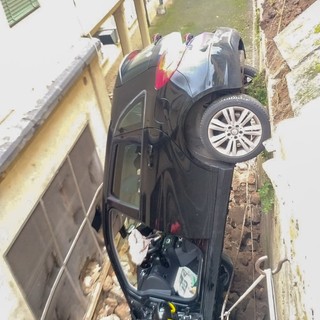 Pavia: tenta di uscire dal parcheggio con l'auto, ma sfonda il muretto e precipita per circa 4 metri in un fossato della clinica Morelli Pavia: tenta di uscire dal parcheggio con l'auto, ma sfonda il muretto e precipita per circa 4 metri in un fossato della clinica Morelli