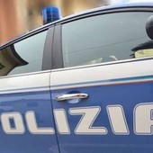 Pavia, tenta di rapinare i clienti di un bar armato di coltelli: la Polizia di Stato arresta un 24enne Pavia, tenta di rapinare i clienti di un bar armato di coltelli: la Polizia di Stato arresta un 24enne