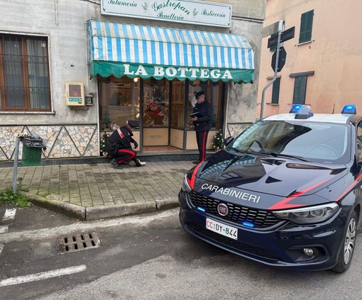 Chignolo Po, ruba il fondo cassa in un negozio di alimentari ma viene individuato e arrestato dai carabinieri Chignolo Po, ruba il fondo cassa in un negozio di alimentari ma viene individuato e arrestato dai carabinieri