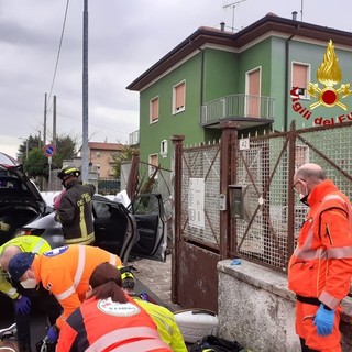 FOTO. Tragedia nel Milanese, auto si schianta contro il muretto di una casa. Morte entrambe le persone a bordo