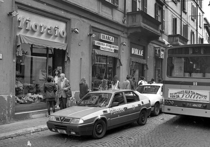 Vetrine nel tempo: 80 fotografie raccontano la storia del commercio pavese