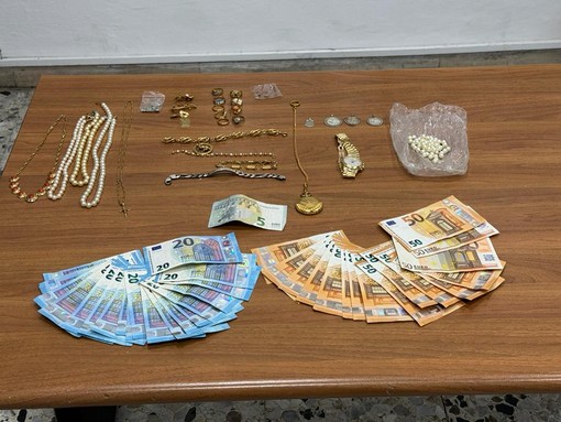Vercelli, beccato con 1500 euro e i gioielli sottratti a un'anziana: in arresto un "falso postino"