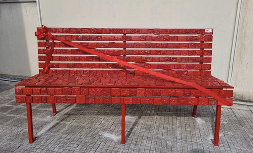 Mortara, una panchina rossa per dire “no” alla violenza ed esaltare l’arte. Merito degli studenti dell’Omodeo