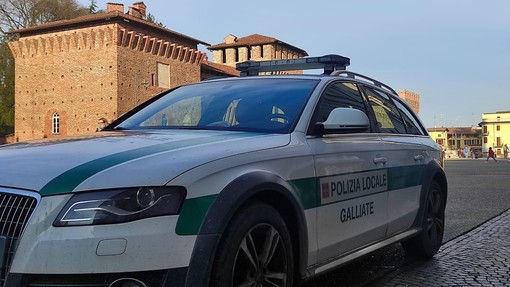 Galliate, perde il controllo dell'auto e piomba sul dehor di un bar: attimi di paura
