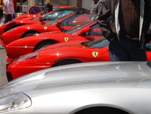 Broni: Ferrari e auto d’epoca sfilano in centro: arriva l’evento “Le rosse in piazza”