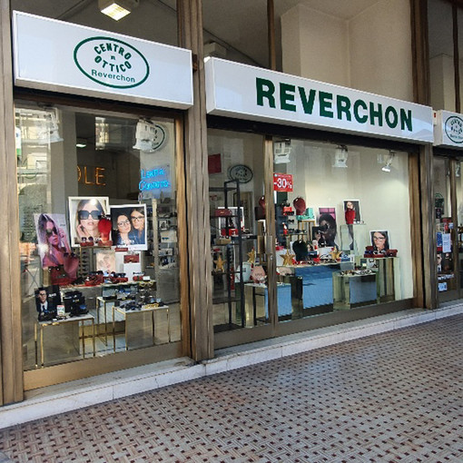 Mortara: nuovo raid all'ottica Reverchon, ladri in fuga con 200 paia di occhiali e 180 euro in contanti