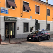 Palestro: entra in farmacia per rubare i cosmetici e poi spintona il direttore, scatta la denuncia per un 20enne