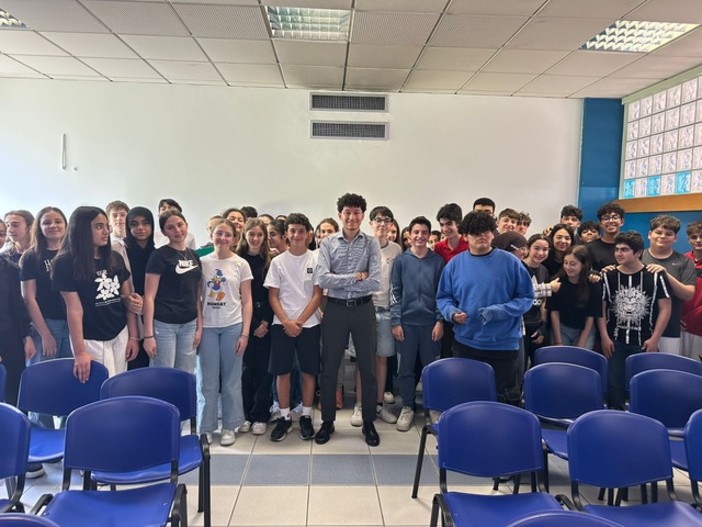 Vigevano: “La mia storia su un barcone della speranza”. Remon Karam, giovane egiziano copto, si racconta ai ragazzi delle terze medie della Robecchi