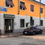 Robbio: entra in farmacia per rubare i cosmetici e poi spintona il direttore, scatta la denuncia per un 20enne