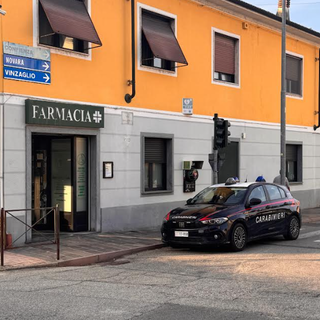 Robbio: entra in farmacia per rubare i cosmetici e poi spintona il direttore, scatta la denuncia per un 20enne