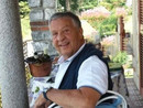 Renato Pozzetto in una foto del 2022 alla Locanda Pozzetto