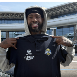 Basket serie A2, l’ arrivo di Deshawn Freeman a Malpensa con l’amata Baby: “Ci vediamo presto ”