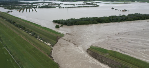 Emilia Romagna in ginocchio per il maltempo: 9 le vittime, 13 mila persone evacuate, 21 fiumi esondati, 250 frane