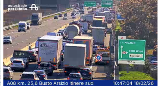 Schianto sull'Autostrada dei Laghi. Tre persone soccorse, code e traffico deviato in uscita a Busto