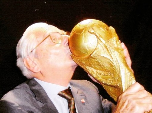 Silvio Gazzaniga bacia la &quot;sua&quot; Coppa del Mondo
