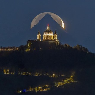 !'Cattedrale, montagna, Luna!, la foto di Valerio Minato