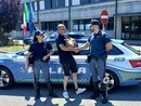 Il gatto Tom con gli agenti della Polstrada (foto Polizia)