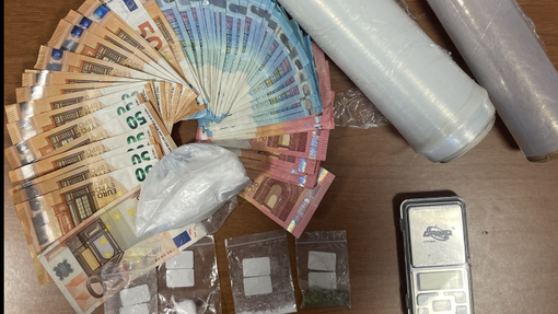 Pavia: aveva nascosto 60 grammi di cocaina e 1.600 euro in contanti all'interno della lavatrice , arrestato un 47enne