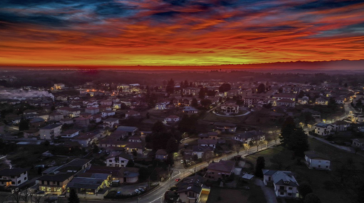 Il tramonto di fuoco visto dal cielo di Jerago (foto Alessandro Umberto Galbiati)