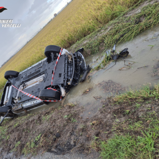 «Meno male che c'eravate voi...»: automobilista ribaltato in un canale salvato dai Carabinieri