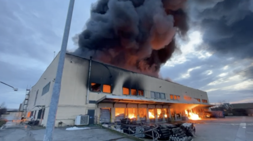 Milano, incendio in azienda materiale plastico: alta colonna di fumo ma nessun ferito Milano, incendio in azienda materiale plastico: alta colonna di fumo ma nessun ferito