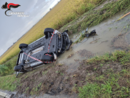 «Meno male che c'eravate voi...»: automobilista ribaltato in un canale salvato dai Carabinieri «Meno male che c'eravate voi...»: automobilista ribaltato in un canale salvato dai Carabinieri