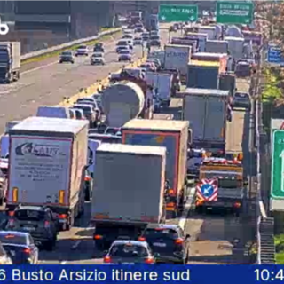 Schianto sull'Autostrada dei Laghi. Tre persone soccorse, code e traffico deviato in uscita a Busto