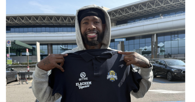 Basket serie A2, l’ arrivo di Deshawn Freeman a Malpensa con l’amata Baby: “Ci vediamo presto ”