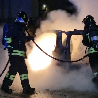 FOTO. Paura nella notte a Sesto Calende, auto prende fuoco: illese le due persone a bordo