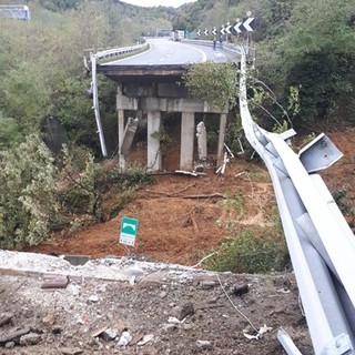 Autostrada A6 Torino-Savona: dopo il crollo del viadotto, seriamente a rischio anche l'altra corsia Autostrada A6 Torino-Savona: dopo il crollo del viadotto, seriamente a rischio anche l'altra corsia