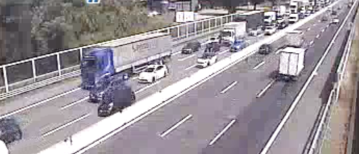 Veicolo in fiamme sull'Autolaghi, code in entrambe le direzioni