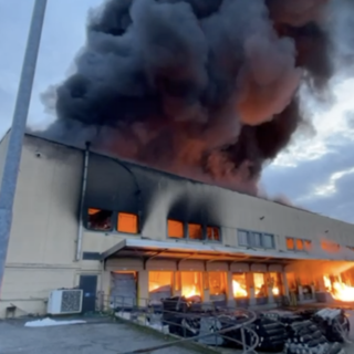 Milano, incendio in azienda materiale plastico: alta colonna di fumo ma nessun ferito