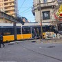 Tram deragliato, feriti non in pericolo di vita. Proseguono le indagini: ipotesi malore del conducente Tram deragliato, feriti non in pericolo di vita. Proseguono le indagini: ipotesi malore del conducente