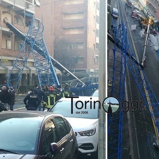 - (VIDEO) - Tragedia a Torino: crolla la gru di un cantiere, vittime e feriti. Tre persone sotto la struttura