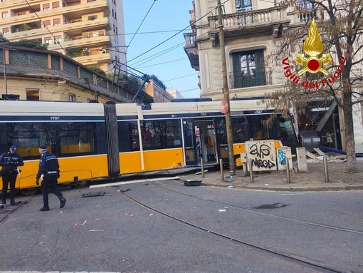 Tram deragliato, feriti non in pericolo di vita. Proseguono le indagini: ipotesi malore del conducente