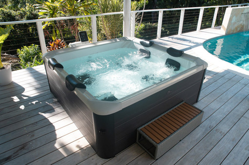 Piscine da esterno con idromassaggio: tipologie, spazio e manutenzione Piscine da esterno con idromassaggio: tipologie, spazio e manutenzione