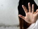 Novara, prende a bastonate la compagna incinta